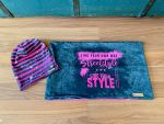 Der Loop mit Beanie ist perfekt für die kühleren Jahreszeiten. Der Loop ist zum über den Kopf zu stülpen und in den Farben Pink Streetstyl Look.