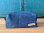 Das Nessesair ist Formstabil und geeignet für Reisen oder in die Tasche. Sie ist innen Wasserabweisend und ist im Jeanslook ein Hingucker.
