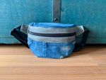 Die Gürteltasche aus Jeans ist formstabil und praktisch ob auf Reisen oder in den Ausgang. Sie ist mit den Gurten verstellbar.