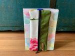 Das Etui ist praktisch an jede Sitzung oder in der Schule. Zusammen mit dem Notizbuch hat mann das wichtigste immer dabei. Im Olivgrünemlook ist es ein Hingucker.