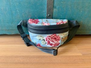 Gürteltasche - Blumen die grössere