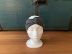 Knotenstirnband aus trendigem Stoff im 3D Strickmuster. ineinanderverschlungen und ist dehnbar. Für warme Ohren in anthrazit.
