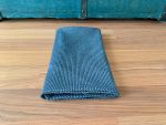 Der Loop fühlt sich weich an und ist dehnbar. Der Loop ist aus 3D Strickmuster und ist trendig. Ist zum um den Kopf zu wickeln und ist anthrazit farbig.