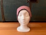 Der Beanie fühlt sich weich und ist dehnbar und zum wenden. Der Beanie ist im coolen 3D Strickmuster in rosa.