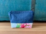 Die Kosmetiktasche aus blauem Canvas ist praktisch für jede Reise oder in jede Tasche.