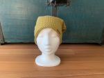 Beanie aus trendigem Stoff im 3D Strickmuster. Zum Wenden und ist dehnbar. Für warme Ohren in Senfgelb.